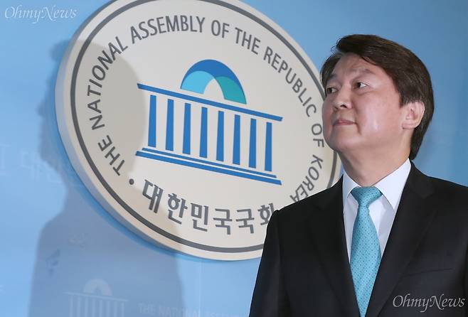 바른미래당 안철수 서울시장 예비후보가 10일 서울 여의도 국회 정론관에서 기자회견을 열고 김기식 금융감독원장 해임과 문재인 대통령의 사과를 요구한 뒤 회견장을 나서고 있다. ⓒ남소연