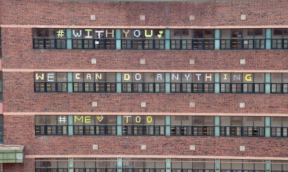 서울 여고 교내 성폭력에 대한 미투운동이 벌어져 교육청이 조사에 착수한  가운데 8일  서울 Y여고 창문에 학생들이 포스트잇으로 만든 미투문구가 있다.  2018. 4. 8 정연호 기자 tpgod@seoul.co.kr