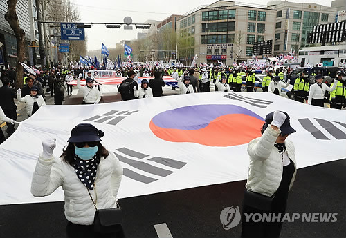 재판 결과에 반발하는 박근혜 지지자들 (서울=연합뉴스) 윤동진 기자 = 박근혜 전 대통령 1심 선고일인 6일 오후 서초구 서울중앙지법 앞에서 박 전 대통령의 지지자들이 1심 선고 결과를 확인한 뒤 재판 결과에 반발하는 시위를 하고 있다. 2018.4.6       mon@yna.co.kr