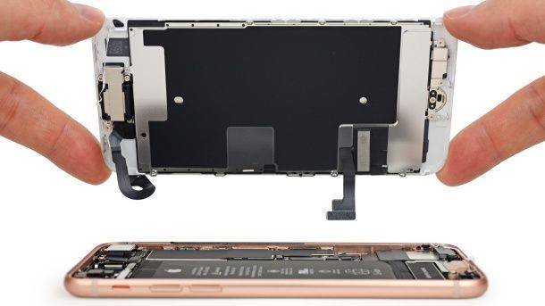 화면을 사설 수리한 아이폰8의 터치가 먹통이 되는 문제가 드러나고 있다. (사진=아이픽스잇)