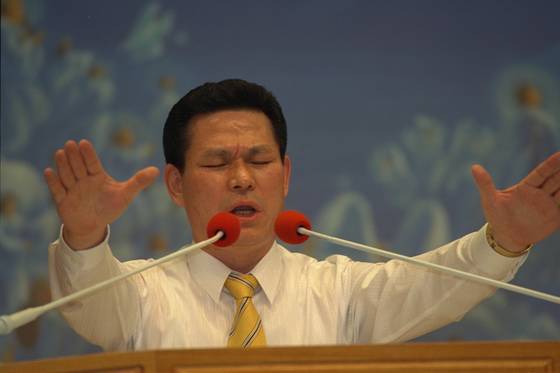 이재록 목사가 서울구로동 만민중앙성결교회에서 열린 특별부흥성회를 진행하는 모습. [중앙포토]