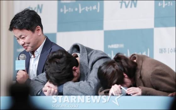 김원석 감독의 눈물에 빵 터진 이선균, 이지은 / 사진=김창현 기자