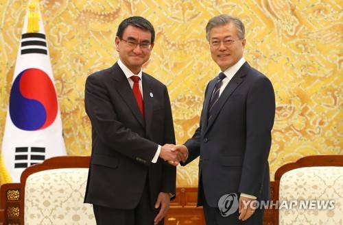 문 대통령, 고노 다로 일본 외무상 접견 (서울=연합뉴스) 황광모 기자 = 문재인 대통령이 11일 오후 청와대에서 방한 중인 고노 다로 일본 외무상을 만나 악수하고 있다.     hkmpooh@yna.co.kr