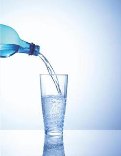 혈액을 맑게 하려면 아침에 일어나서 미지근한 물을 한 잔 마시는 것이 도움이 된다./사진=헬스조선 DB