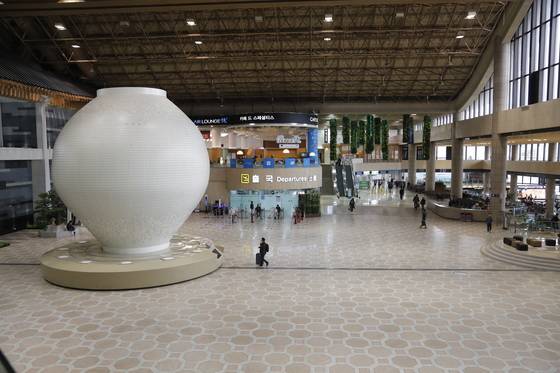 지난해 리모델링 공사를 마친 김포공항 국제선 터미널. 공사로 면적은 넓어졌지만 이용객은 오히려 줄어 터미널이 썰렁하다. 함종선 기자