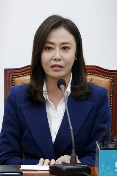 최단비 변호사가 11일 서울 여의도 국회에서 열린 바른미래당 인재영입 발표식에서 입당 소감을 밝히고 있다. [뉴스1]