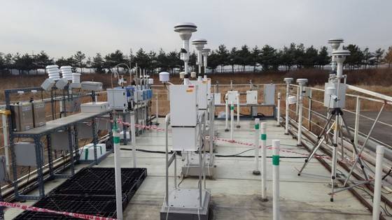 환경부 산하 국립환경과학원이 미세먼지 간이측정기 16개 제품에 대해 성능 평가실험을 하고 있다. [사진 환경부]