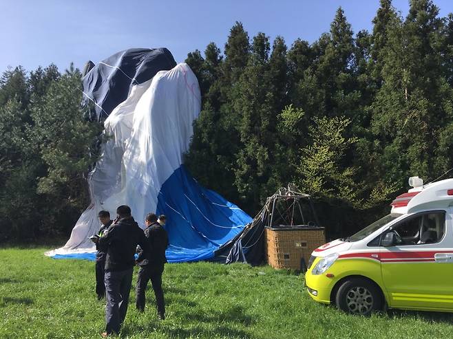 12일 오전 8시11분쯤 제주 서귀포시 남원읍 신흥리 물영아리 오름 북쪽에서 관광용 열기구가 추락했다. 출동한119 구조대원들이 탑승객들을 구조하고 있다./사진=뉴스1