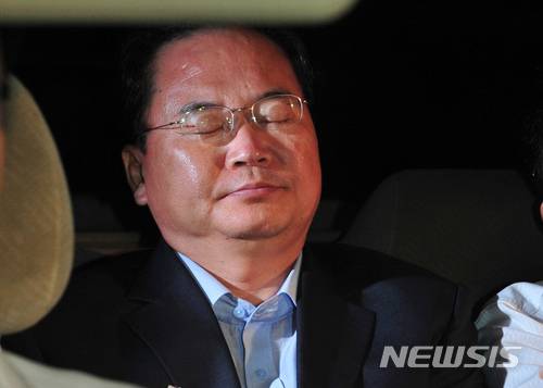 【서울=뉴시스】박세연 기자 = 지난 2010년 7월24일 새벽 서울 서초동 중앙지검에서 민간인 사찰사건에 관련해 구속영장이 청구된 이인규 전 공직윤리지원관이 서울구치소로 이송되고 있다. psy5179@newsis.com