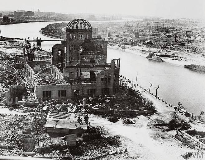 원폭 투하 후 삽시간에 폐허가 된 일본 히로시마 시가지 ⓒU.S Army / 눈빛출판사