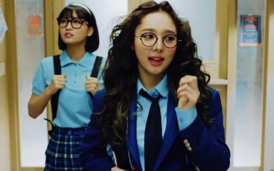 영화 '프린세스 다이어리'를 패러디 한 트와이스 나연/사진=트와이스 '왓 이즈 러브?' 뮤직비디오 캡쳐