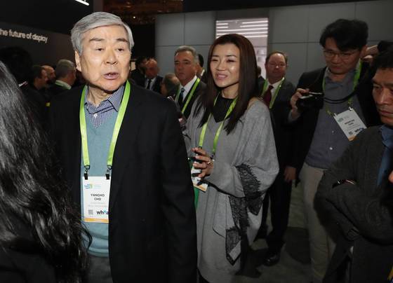 세계 최대 가전·IT 박람회인 'CES(Consumer Electronics Show) 2018'가 개막한 9일 오전(현지시간) 미국 라스베이거스 컨벤션센터(LVCC)에서 조양호 한진그룹 회장(왼쪽)이 삼성전자 부스를 둘러보고 있다. 이날 조 회장은 아들 조원태 대한항공 대표이사(오른쪽), 딸 조현민 한진관광 대표이사(가운데)와 함께 행사장을 찾았다. [연합뉴스]