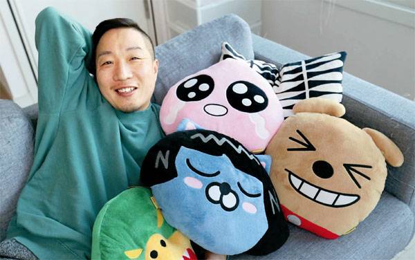 이모티콘 작가 호조가 서울 용산 작업실에서 자신이 만든 캐릭터 `카카오 프렌즈` 인형과 함께 누워 활짝 웃고 있다. 그는 카카오 프렌즈를 볼 때마다 "대견함을 느낀다"고 말했다. [이충우 기자]