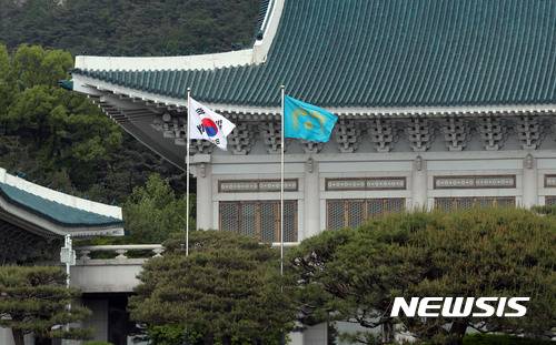 【서울=뉴시스】 문재인 대통령은 13일 "김기식 금융감독원장의 과거 국회의원 시절 문제되고 있는 행위 중 어느 하나라도 위법이라는 객관적인 판정이 있으면 사임토록 하겠다"고 말했다. (사진=뉴시스 자료사진) 2018.04.13. photo@newsis.com