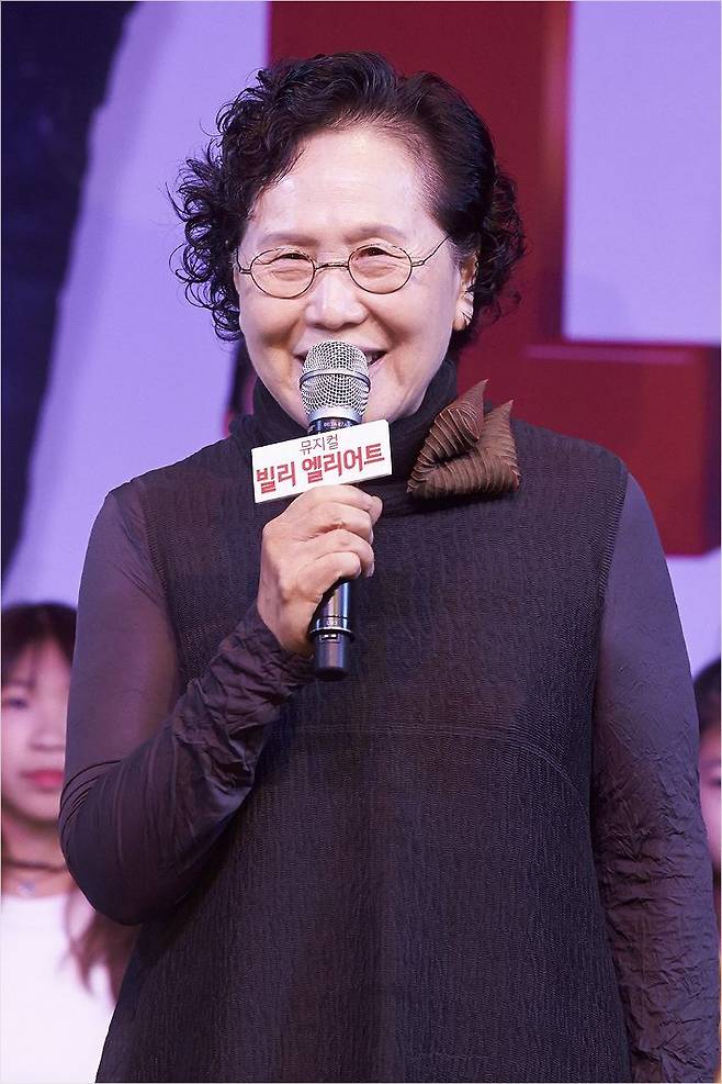 뮤지컬 '빌리 엘리어트' 제작 발표회 무대에서 배우 박정자가 인사말을 전하고 있다. (사진=신시컴퍼니 제공)