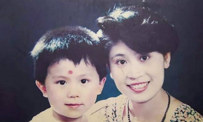 오른쪽은 지난 주 세상을 떠난 왕씨, 왼쪽은 그녀가 20여 년 간 찾아 헤맨 아들 주하이