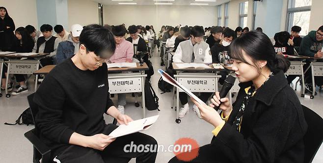 지난달 23일 오후 경기 부천대 소사캠퍼스에서 학생들이 자살 예방 상황극을 하고 있다. /장련성 객원기자