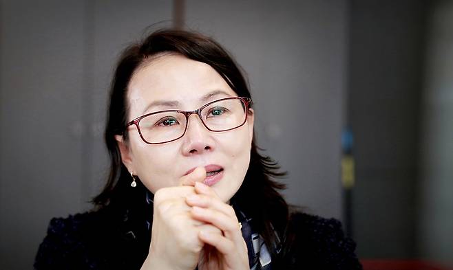 세계적으로 유명한 리듬체조 선수였다. 한국 리듬체조가 겨우 첫걸음을 옮길 즈음인 1990년대 초 그는 각종 세계대회를 휩쓸다시피 했다. 지난해 은퇴한 손연재 선수가 거둔 성적보다 나았다. 당시 그의 조국인 북한에서는 최연소 ‘공훈체육인’으로 대접받았다. 선수 은퇴 뒤에도 그의 삶은 꽃길이었다. 친정도 잘나갔지만 북한 노동당 고위 간부 집안이었던 시가는 더 잘살았다. 수십만명이 굶어죽은 것으로 알려진 ‘고난의 행군’조차 모르고 살았다. 북한의 스포츠 스타 이경희(47·대한민국 리듬체조 국가대표 후보선수 전임지도자)씨가 2007년 탈북해 서울에 온 것은 아이를 자유로운 세계에서 키우고 싶어서였다. 뛰어난 실력 덕분에 서울에서도 한국 리듬체조 국가대표 순회코치, 단체팀 코치 등을 맡았다. 남은 꿈은 “내 제자들을 이끌고 국제대회에서 북한 선수들과 경쟁해 이기는 것”이다. 하지만 그는 요즈음 눈물로 지새울 때가 많다. 자신에 대한 체육회 고위 간부(전직)의 성추행 혐의가 공정하게 처리되지 않는다고 생각하기 때문이다. 또 탈북자에 대한 눈에 보이지 않는 차별이 서러워서다. 이경희 코치가 지난 9일 오후 서울 올림픽공원의 한 카페에서 <한겨레>와의 인터뷰 도중 미투 관련 얘기를 하다가 눈물을 흘리고 있다. 강재훈 선임기자 khan@hani.co.kr