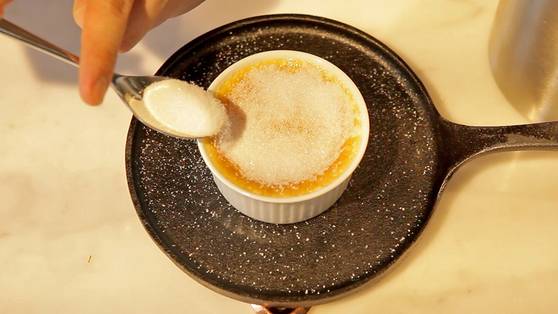 표면에 설탕을 고루 뿌린다.