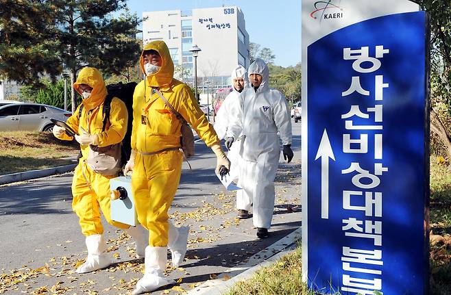 대전 대덕연구개발특구 내 한국원자력연구원에서 열린 '2016 하나로(연구용 원자로) 방사능방재 합동훈련' 모습.[프리랜서 김성태]