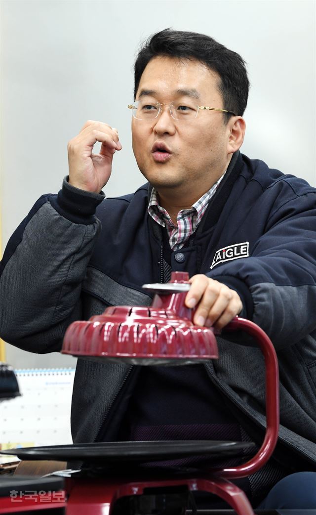 이진희 자이글 대표가 인천 사옥에서 원적외선으로 고기를 굽는 원리에 대해 설명하고 있다. 배우한 기자
