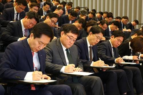 삼성증권 자정결의대회 14일 삼성증권 자성결의대회에서 구성훈 대표를(앞줄에서 왼쪽에서 두번째) 비롯한 참석 임직원 전원이 사죄의 반성문을 작성하고 있다. 사진제공 삼성증권 = 연합뉴스