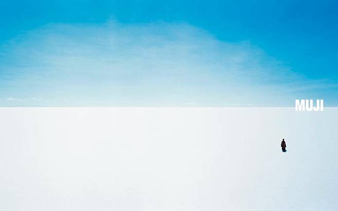 MUJI의 기업 포스터‘지평선’(Horizon), 아트 디렉터: 하라 겐야, 2003년.