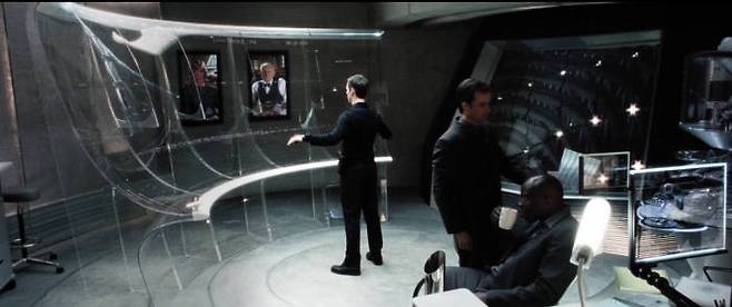 사진 2. <마이너리트 리포트>에 등장한 혁신적인 디스플레이는 현재 제한적으로 상용화됐으며 앞으로는 일상에서 쓰는 거의 모든 사물에도 도입하고자 한다. (출처: wikipedia)