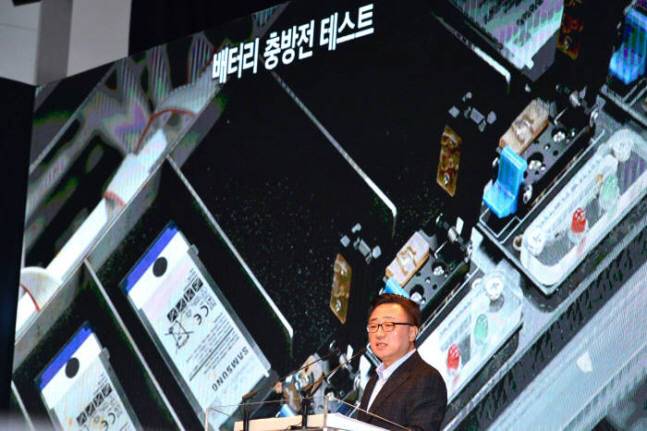 작년 1월 노트7 발화 원인 설명회 때 삼성전자가 공개한 충방전 테스트 사진. 이 테스트 장비를 SH모바일이 공급했다.(사진=전자신문DB)