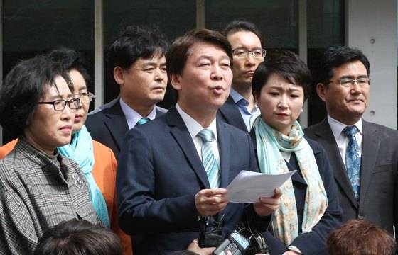 안철수 바른미래당 서울시장 예비후보가 15일 더불어민주당 당원의 댓글공작이 이뤄진 경기도 파주의 한 출판사무실을 찾아 규탄 기자회견을 하고 있다. [사진 뉴스1]