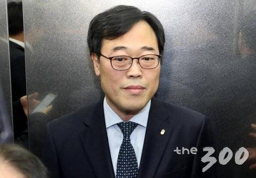 김기식 금융감독원장이 16일 오후 서울 마포구 저축은행중앙회에서 열린 저축은행 최고경영자 간담회를 마친 뒤 퇴장하고 있다.