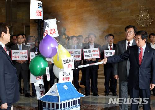 【서울=뉴시스】이종철 기자 = 16일 서울 여의도 국회 로텐더홀에서 자유한국당 김성태 원내대표를 비롯한 참석의원들이 댓글공작, 김기식 갑질외유, 헌정유린, 안희정 불구속 관련 풍선을 터트리며 더불어민주당을 규탄하는 퍼포먼스를 하고 있다. 2018.04.16. jc4321@newsis.com