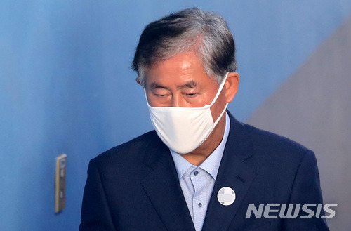 【서울=뉴시스】이영환 기자 = 국정원 특활비 1억원을 받은 혐의로 재판에 넘겨진 자유한국당 최경환 의원이 16일 오전 서울 서초구 서울중앙지방법원에서 열린 1차 공판에 출석하고 있다. 2018.04.16.  20hwan@newsis.com