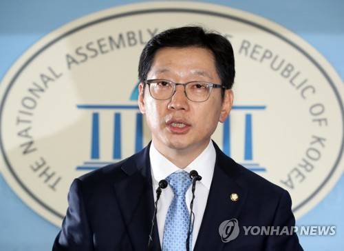 입장 말하는 김경수 의원 (서울=연합뉴스) 최재구 기자 = '민주당 당원 댓글공작'과 관련 의혹을 받는 더불어민주당 김경수 의원이 16일 오후 국회 정론관에서 입장을 밝히고 있다.     jjaeck9@yna.co.kr