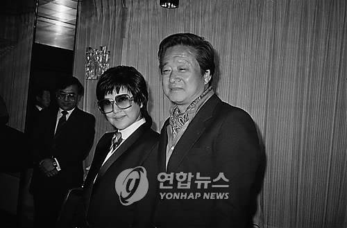 신상옥, 최은희씨 기자회견 (미국=연합뉴스) 조남도 기자 = 미국 워싱턴 워터게이트호텔에서 신상옥, 최은희씨가 기자회견장 앞에서 포즈를 취하고 있다. 1986.5.20   <저작권자 ⓒ 2008 연 합 뉴 스. 무단전재-재배포 금지.>