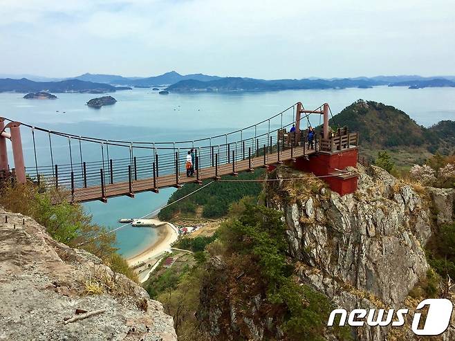 가마봉과 옥녀봉 사이를 잇는 출렁다리. © News1