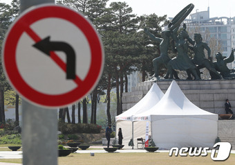 17일 오후 서울 여의도 국회 본청 앞에 마련된 자유한국당 대한민국 헌정수호 투쟁본부에서 당직자들이 천막농성을 하고 있다.    2018.4.17/뉴스1 © News1 신웅수 기자
