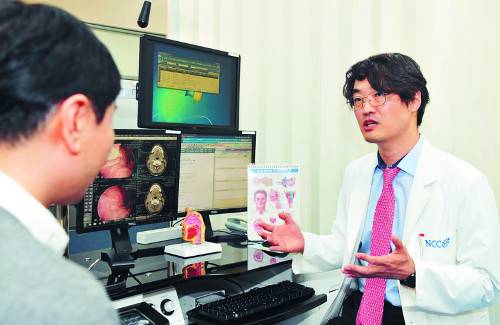 국립암센터 두경부종양클리닉 정유석 전문의가 지난 12일 40대 남성 환자에게 HPV 감염에 의한 구인두암의 치료 과정에 대해 설명하고 있다.