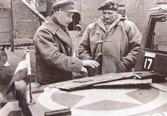 더플 코트를 입고 작전상황도를 보고 있는 몽고메리 장군(우) /출처=위키피디아