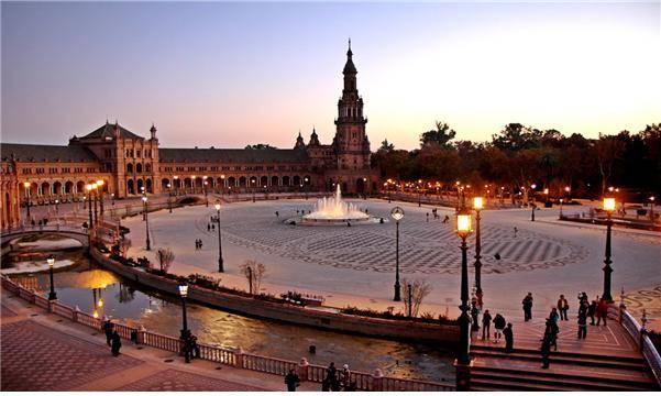 국내 한 휴대폰 광고의 배경지로 알려지면서 유명해진 세비야 광장