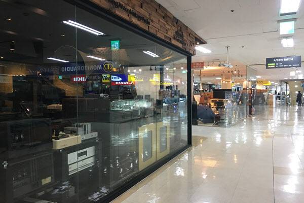 대기업 전자제품 A/S센터와 오디오 및 음악 기기 상점이 모인 전자랜드 내부. /김리영 인턴기자