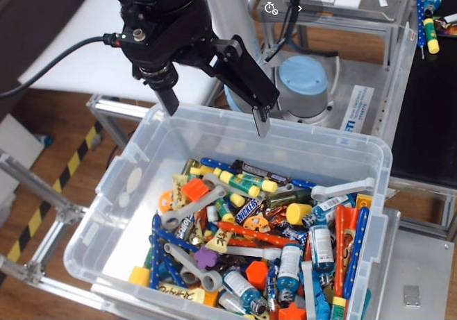 특정 물건을 골라내는 KETI의 빈피킹 시연 장면