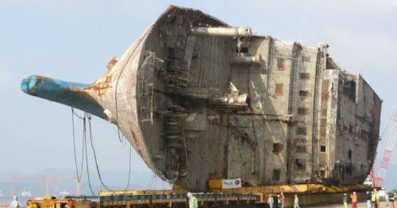목포 신항에 옆으로 누워있는 세월호 선체. [연합뉴스]