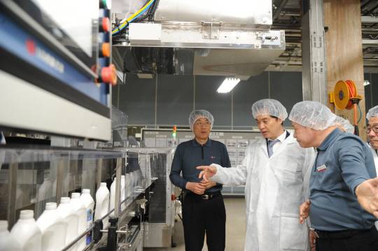 위생용품 관리법이 19일부터 시행되는 가운데 류영진(오른쪽 두 번째) 식품의약품안전처장이 앞서 지난 11일 충북 청주에 위생용품 제조공장을 두고 있는 LG생활건강을 찾아 현장을 살피고 있다.  식약처 제공