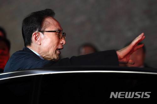 【서울=뉴시스】김진아 기자 = 뇌물수수 등의 혐으로 구속영장이 발부된 이명박 전 대통령이 지난 3월23일 오전 서울 강남구 논현동 자택에서 나와 동부구치소로 향하는 검찰 차량에 탑승하며 가족들에게 인사를 하고 있다. 2018.03.24. photo@newsis.com
