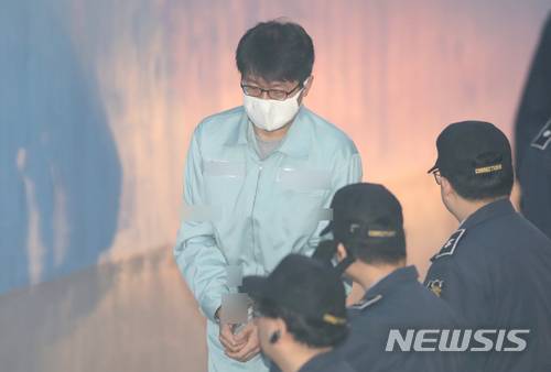 【서울=뉴시스】고승민 기자 = 이명박 정부 시절 민간인 사찰 혐의를 받는 김진모 전 청와대 민정2비서관이 18일 오전 서울중앙지방법원에서 열린 3차 공판에 출석하기 위해 호송차에서 내려 법정으로 향하고 있다. 2018.04.18. kkssmm99@newsis.com