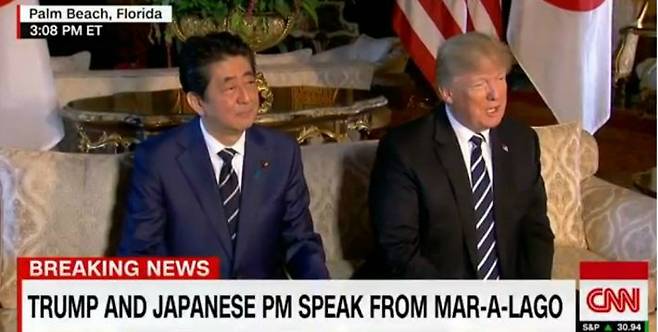 트럼프 미국 대통령과 아베 일본 총리가 17일(현지시간) 정상회담을 갖기 전 기자들을 만나 발언하고 있다. (사진=CNN 영상 캡쳐)
