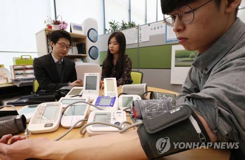 소비자원, 가정용 혈압계 품질 정보 공개 (세종=연합뉴스) 이진욱 기자 = 18일 오전 정부세종청사 공정거래위원회에서 한국소비자원 관계자들이 국내에 판매 중인 가정용 혈압계 10개 업체 10종 제품 평가결과를 공개하고 있다.     cityboy@yna.co.kr