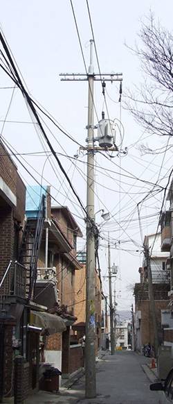 서울 관악구 주택가 전봇대 모습. 길이 14m, 무게 1500kg의 철근콘크리트로 돼 있어 자연재해나 화재가 일어날 경우 대형 사고로 이어질 수 있다는 지적이 나온다. 서울시 제공