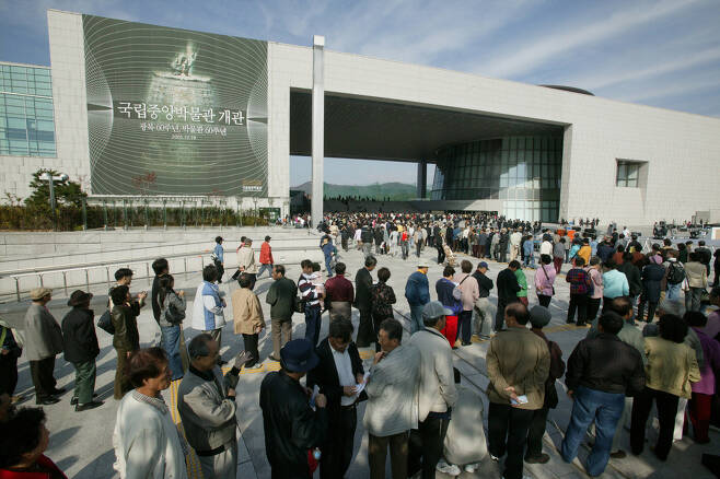 국립중앙박물관이 용산으로 이전한 날, 시민들이 전시장 입장을 기다리고 있다. <한겨레> 자료 사진.